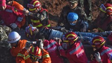 Nạn nhân đầu tiên sống sót trong vụ lở đất ở Trung Quốc