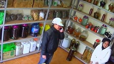 Hà Nội: Nữ nhân viên bị thôi miên lừa tiền ngay tại cửa hàng?