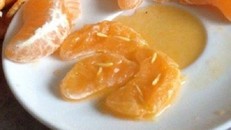 Rùng mình phát hiện 'sinh vật lạ' bò lúc nhúc trong quả cam