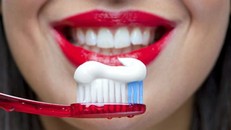 Rùng rợn những bí mật bên trong hộp kem đánh răng bạn dùng hàng ngày