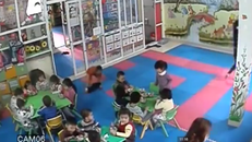 Phụ huynh 'tóm' được clip cô giáo đánh trẻ vì tè dầm thế nào?