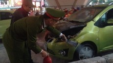 Hà Nội: Xế hộp Chevolet bốc cháy dữ dội giữa đường