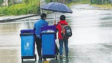 Cậu bé che ô, giúp đỡ người lao công giữa trời mưa gió gây xúc động