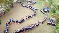 Học sinh Thừa Thiên - Huế xếp hình bản đồ Việt Nam