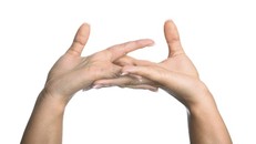 Nguy hại khôn lường từ thói quen bẻ khớp ngón tay