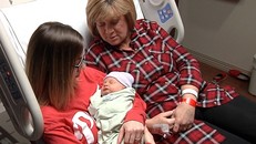 Chuyện ly kỳ mẹ 54 tuổi mang thai hộ con gái