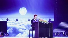 Sơn Tùng hát live 'Bèo dạt mây trôi' tặng bà của mình