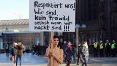 Nữ nghệ sĩ khoả thân phản đối hãm hiếp tập thể ở Đức [VIDEO]