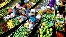 Vũ điệu đa sắc của những phiên chợ nổi trên thế giới