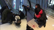 Trung Quốc: Bé gái 2 tuổi bị thang cuốn nghiến đứt ngón tay