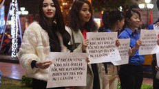 Hot girl Linh Miu ra phố 'bán' 5k/1 lần ôm