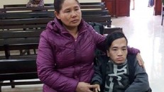 Người con khuyết tật rạch tay lấy mau xin về ở với mẹ vì cha hành áu
