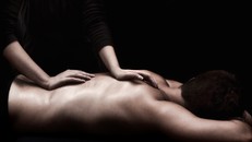 Bắt quả tang hàng chục nhân viên massage kích dục, bán dâm cho khách
