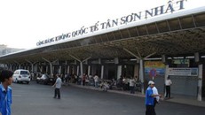 Màn hình sân bay Tân Sơn Nhất bị chèn hình ảnh... 'bậy bạ'