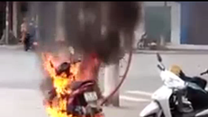 Xôn xao clip người đàn ông đốt xe máy khi bị CSGT bắt