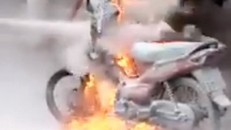 Bị bắt xe vi phạm, người đàn ông châm lửa đốt xe máy