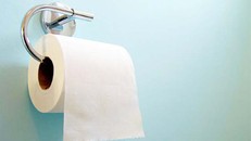 Tác hại khủng khiếp từ thói quen dùng giấy vệ sinh không đúng cách