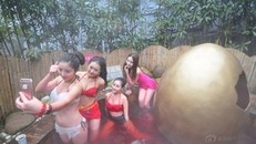 4 cô gái diện bikini tắm trong… trứng vàng