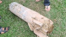 Hà Nội: Phát hiện quả bom 200 kg chưa nổ trên ruộng lúa