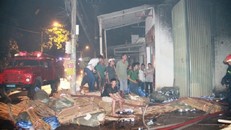 Cháy dữ dội thiêu rụi kho vải trong đêm, dân không thể tiếp cận