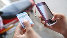 Sự thật việc dùng tay cào thẻ điện thoại gây ung thư?