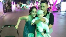 Phan Hiển, Khánh Thi tay trong tay đưa con trai dạo phố