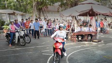 Thi giấy phép lái xe máy: Chấm điểm bằng 'mắt thần'