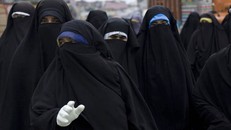 Đặc nhiệm Anh giả gái tấn công vào sào huyệt IS