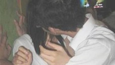 Dụ dỗ bạn gái 14 tuổi quan hệ tình dục, ‘tiện tay’ trộm điện thoại