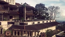 Khám phá 'khách sạn ma' bị bỏ hoang hơn một thập kỷ