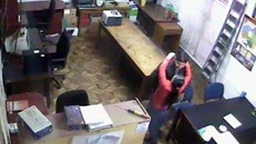 Cặp công chức ‘mây mưa’ ngay tại văn phòng chính quyền thành phố 