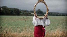 Bí ẩn đằng sau chiếc gương cổ bị 'ma ám'