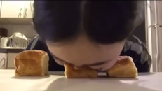 Sở thích kỳ lạ của cô gái thích 'đập' mặt vào bánh mỳ