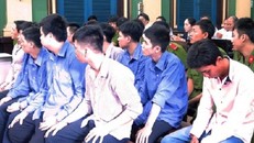 Đánh chết bạn tù vì dùng tay dính xà phòng múc nước