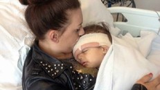 Cô bé 18 tháng tuổi tưởng viêm mắt hóa ung thư