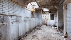 Cải tạo toilet bỏ hoang thành căn nhà đẹp ngập tràn ánh sáng