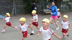 Tại sao rét 2 độ C, trẻ em Nhật Bản vẫn mặc quần đùi đi học?