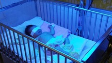 Bé sơ sinh bị mẹ ruột cắn đứt ngón tay do mê tín?