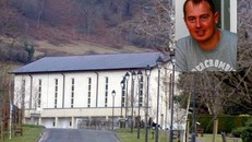 Hi hữu sự cố chiếu nhầm phim khiêu dâm ngay trong đám tang