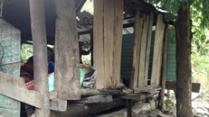 Rơi nước mắt cảnh 2 cụ già lạnh co ro trong ngôi nhà mục nát