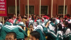 Cha mẹ bức xúc cảnh con em đội mưa chờ diễu hành