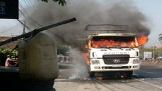 Xe tải đang lưu thông trên Quốc lộ bỗng bốc cháy dữ dội