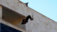 Bị ném từ trên mái nhà vì quan hệ đồng tính với thủ lĩnh IS