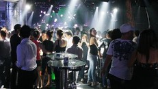 Bi kịch quý bà U60 'dại dột' phải lòng 'phi công' chuyên nghiệp