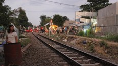 Tai nạn thương tâm, người đàn ông bị tàu kéo lê 40m