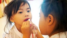 Hiểm họa khôn lường khi cho trẻ đánh phấn tô son