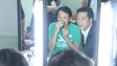 Hoài Linh phờ phạc cạo râu trong hậu trường "Ơn giời"