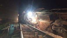 Tàu hỏa đâm container, đầu máy văng khỏi đường ray
