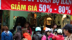 Hàng giảm giá Tết ‘hoa mắt’ người tiêu dùng