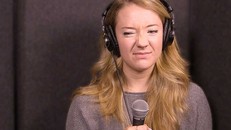 Tại sao giọng của mình khi hát karaoke không hay như bình thường?